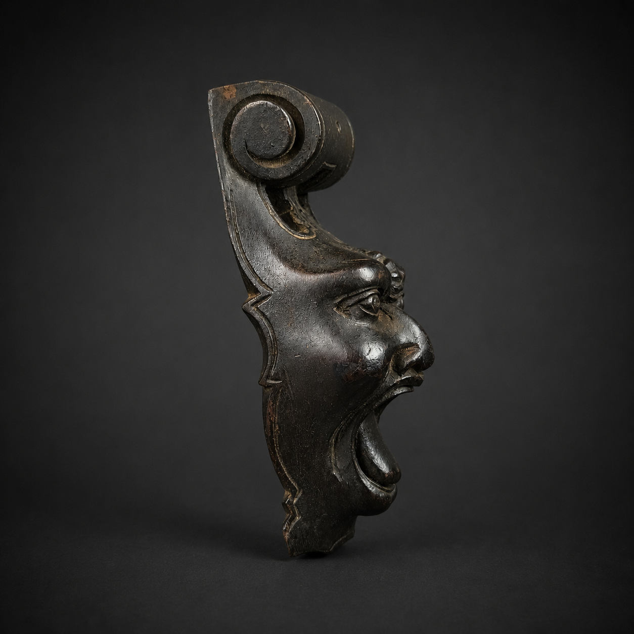 Aplique decorativo tallado con rostro grotesco, ca. 1900. Aplique decorativo tallado con rostro grotesco, ca. 1900.