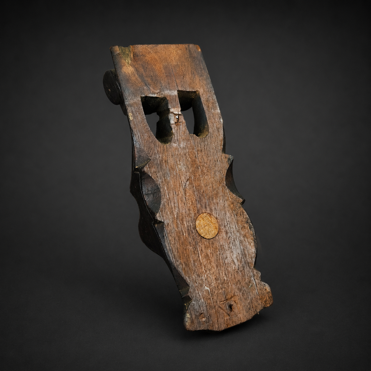 Aplique decorativo tallado con rostro grotesco, ca. 1900. Aplique decorativo tallado con rostro grotesco, ca. 1900.