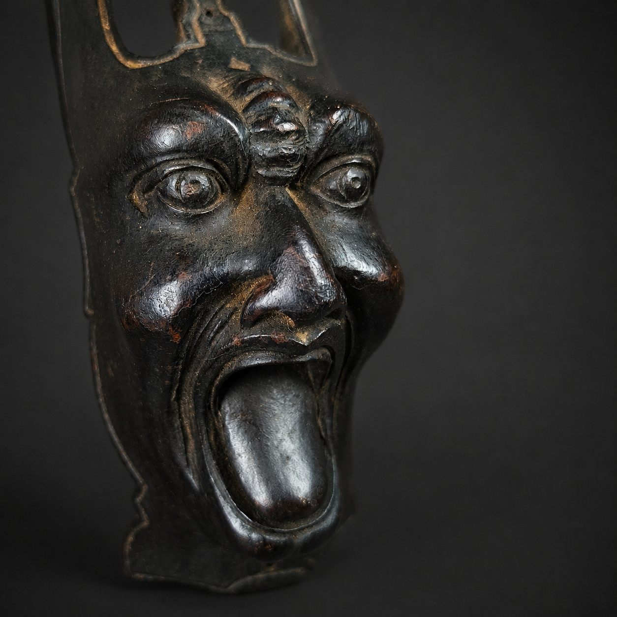 Aplique decorativo tallado con rostro grotesco, ca. 1900. Aplique decorativo tallado con rostro grotesco, ca. 1900.