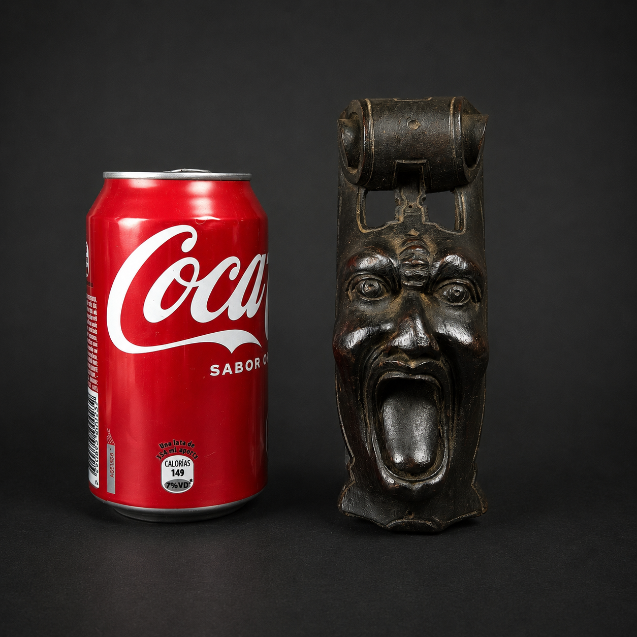 Aplique decorativo tallado con rostro grotesco, ca. 1900. Aplique decorativo tallado con rostro grotesco, ca. 1900.
