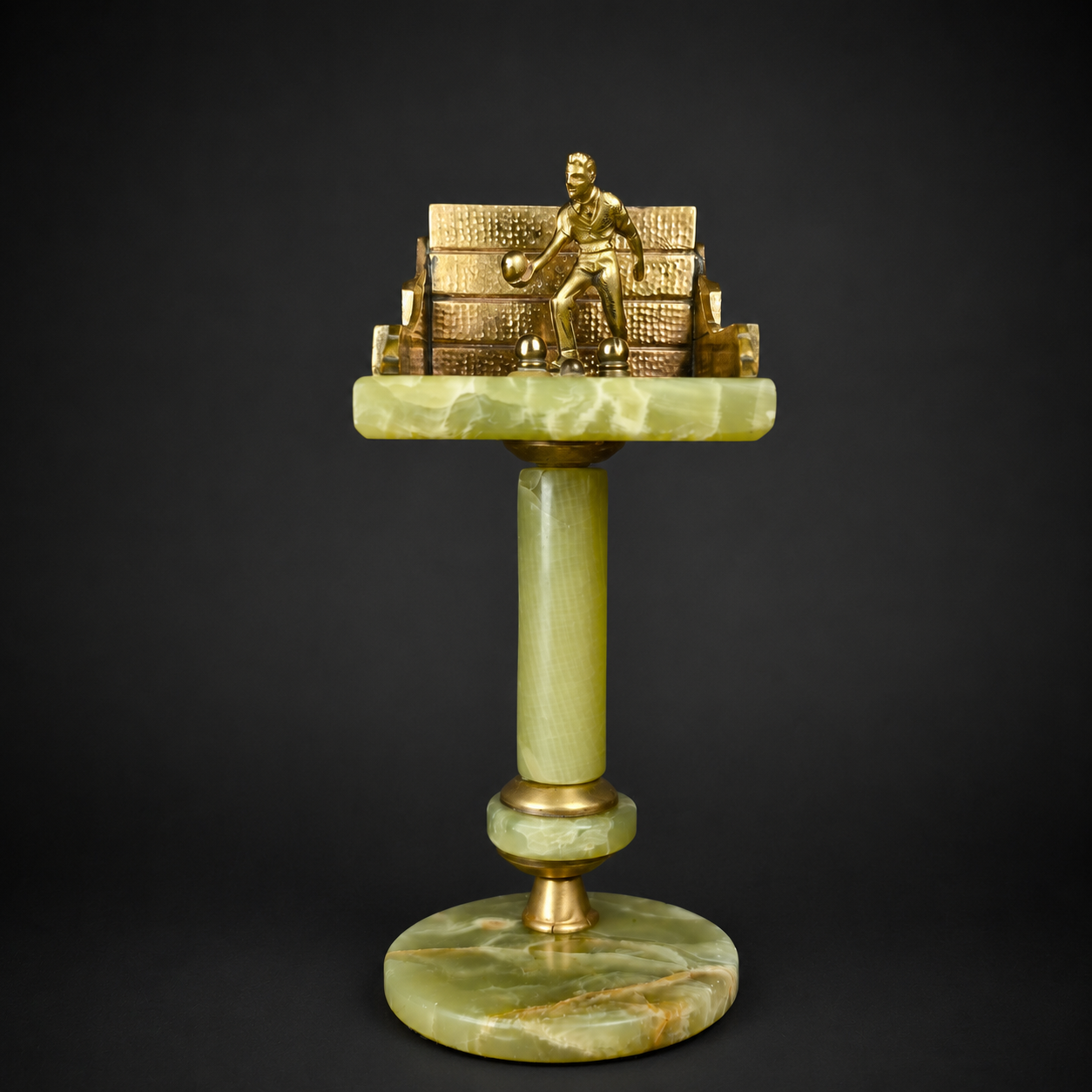 Trofeo de bochas en ónix y bronce, ca. 1950-1960. Trofeo de bochas en ónix y bronce, ca. 1950-1960.
