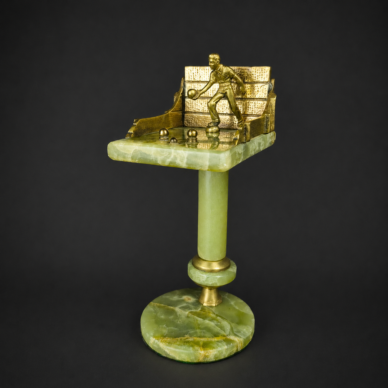 Trofeo de bochas en ónix y bronce, ca. 1950-1960. Trofeo de bochas en ónix y bronce, ca. 1950-1960.