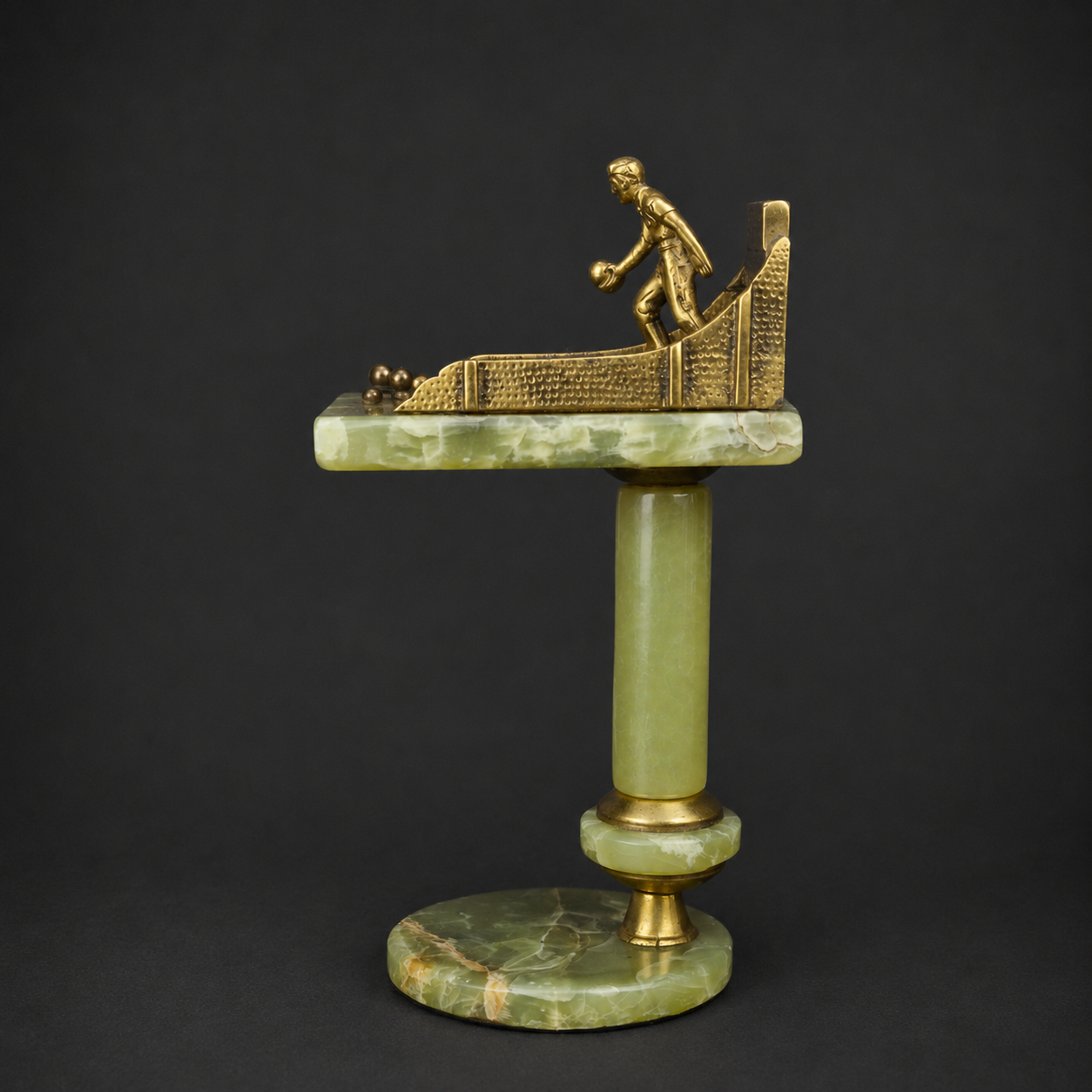 Trofeo de bochas en ónix y bronce, ca. 1950-1960. Trofeo de bochas en ónix y bronce, ca. 1950-1960.