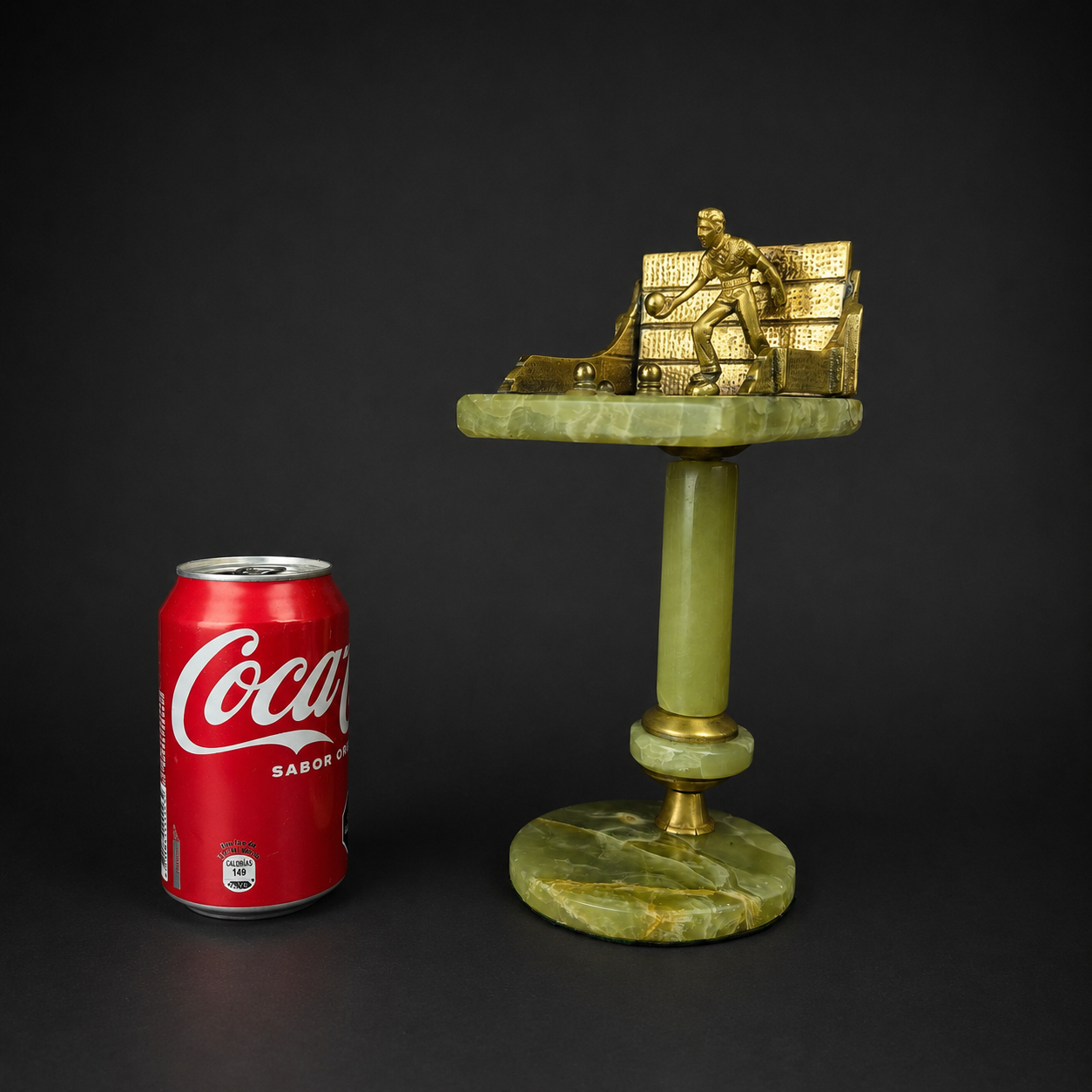 Trofeo de bochas en ónix y bronce, ca. 1950-1960. Trofeo de bochas en ónix y bronce, ca. 1950-1960.