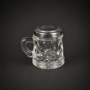 Salero de vidrio prensado estilo jarra, ca. 1960.