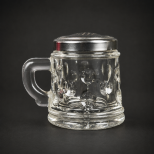 Salero de vidrio prensado estilo jarra, ca. 1960.