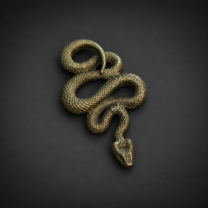 Dije de serpiente en latón, siglo XXI.