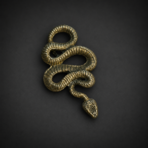 Dije de serpiente en latón, siglo XXI.