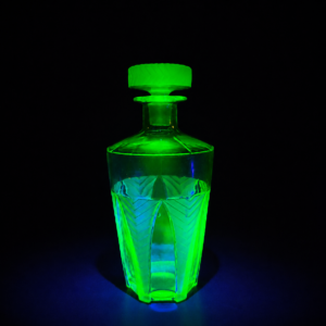Botella licorera de vidrio de uranio Art Decó, ca. 1930.