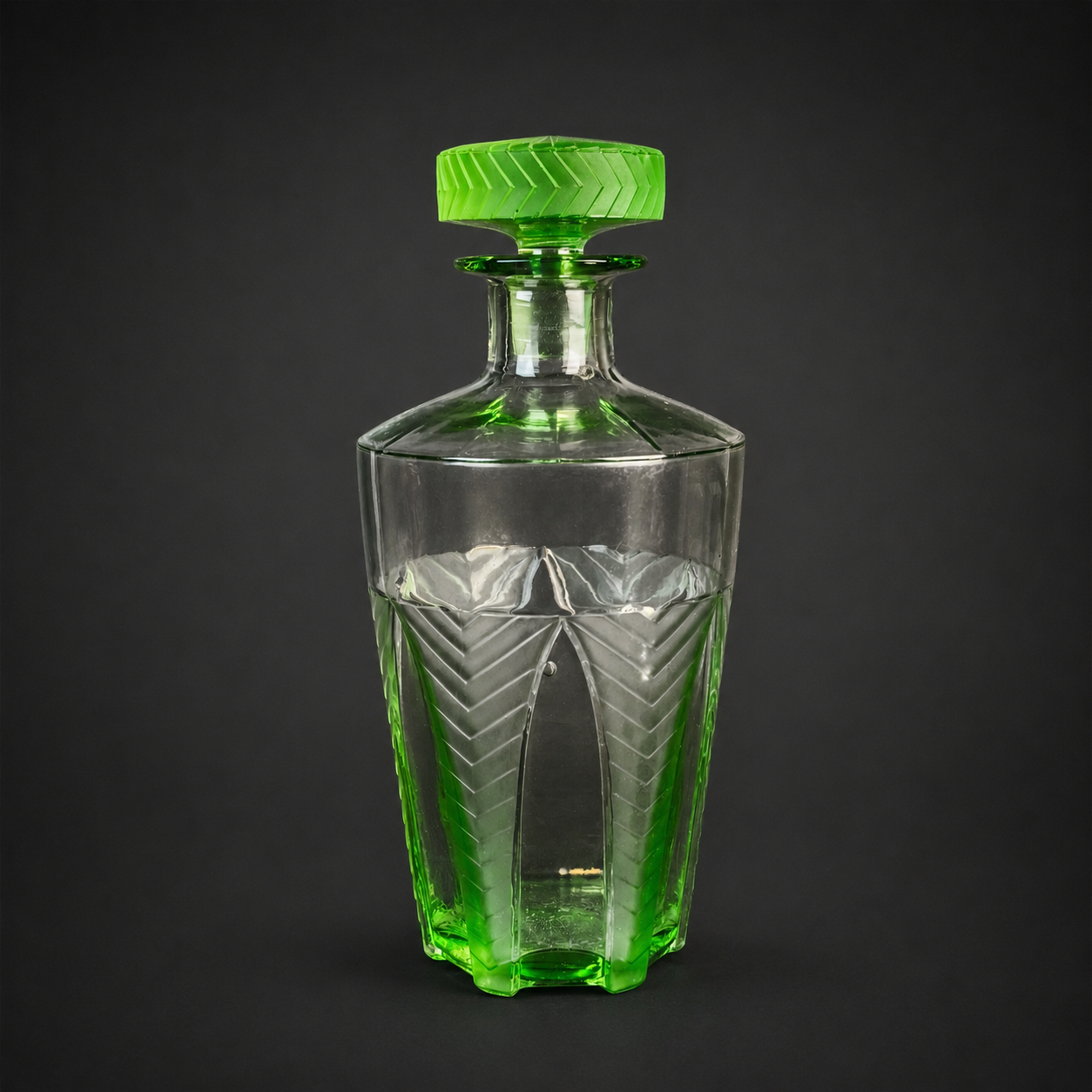 Botella licorera de vidrio de uranio Art Decó, ca. 1930. Botella licorera de vidrio de uranio Art Decó, ca. 1930.