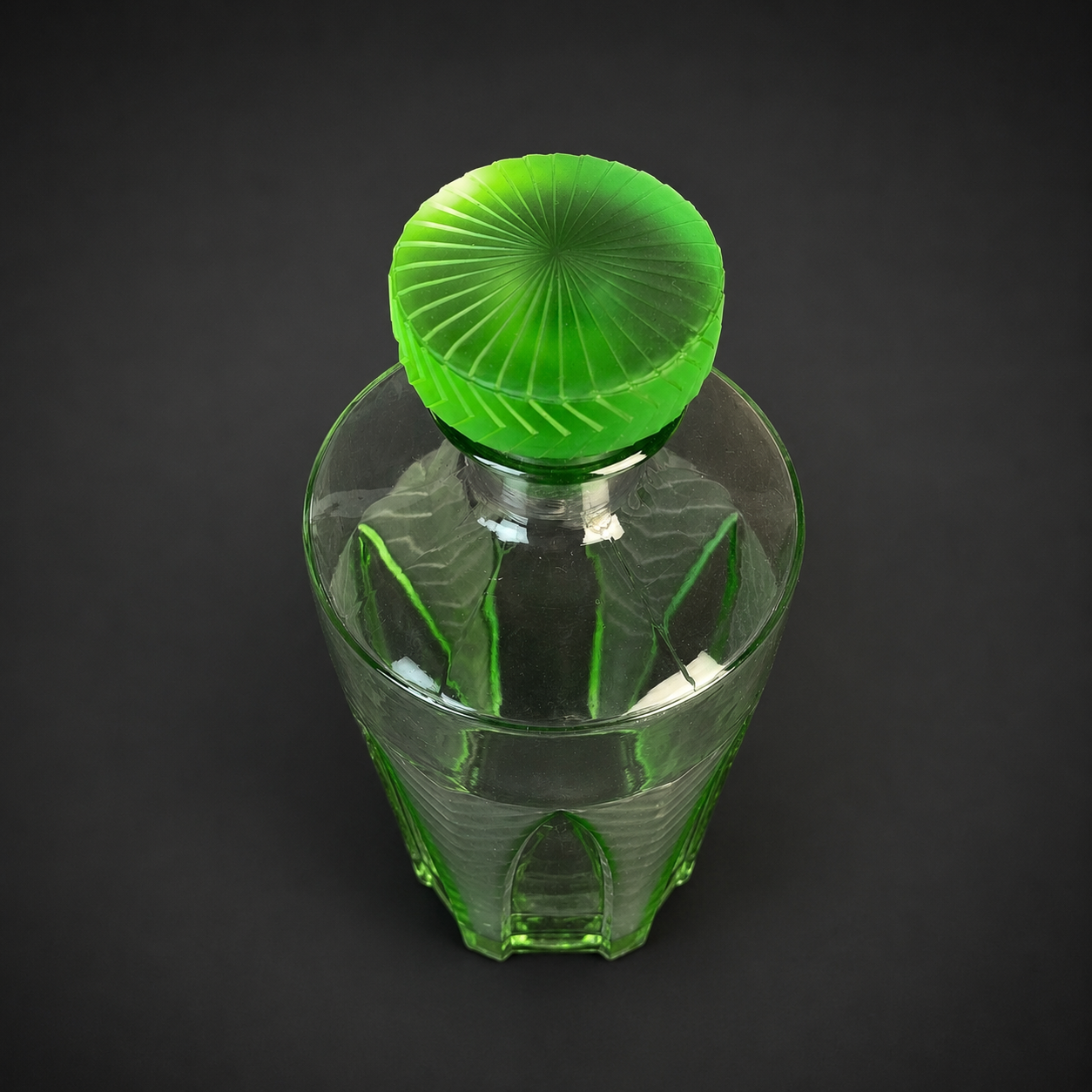 Botella licorera de vidrio de uranio Art Decó, ca. 1930. Botella licorera de vidrio de uranio Art Decó, ca. 1930.
