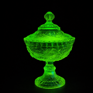 Bombonera de vidrio de uranio con dragones, ca. 1930.