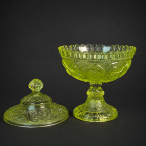 Bombonera de vidrio de uranio con dragones, ca. 1930.