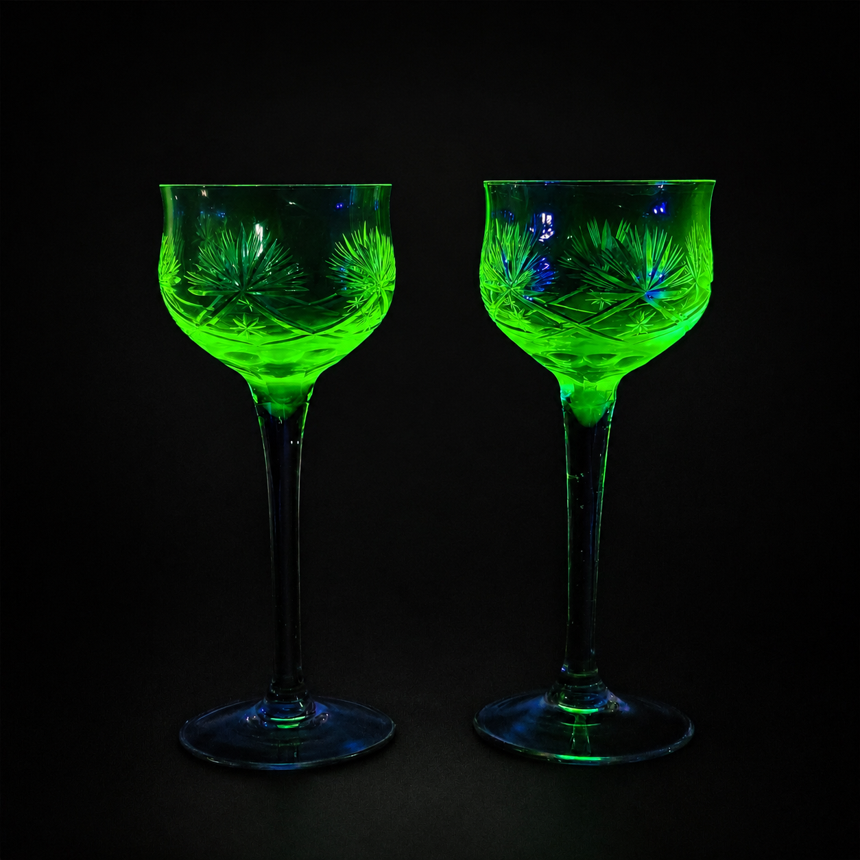 Par de copas en cristal de uranio tallado, ca. 1930. Par de copas en cristal de uranio tallado, ca. 1930.