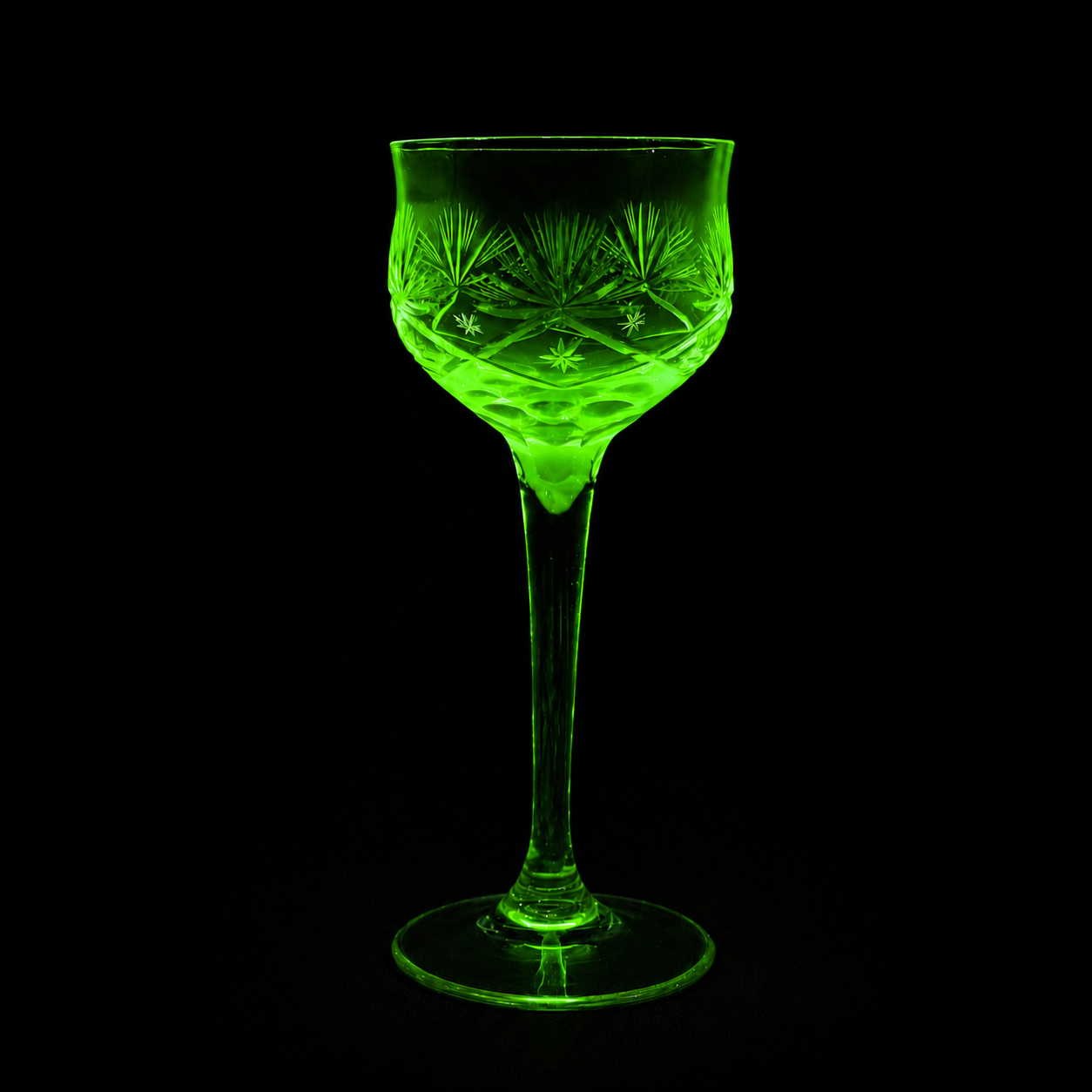 Par de copas en cristal de uranio tallado, ca. 1930. Par de copas en cristal de uranio tallado, ca. 1930.