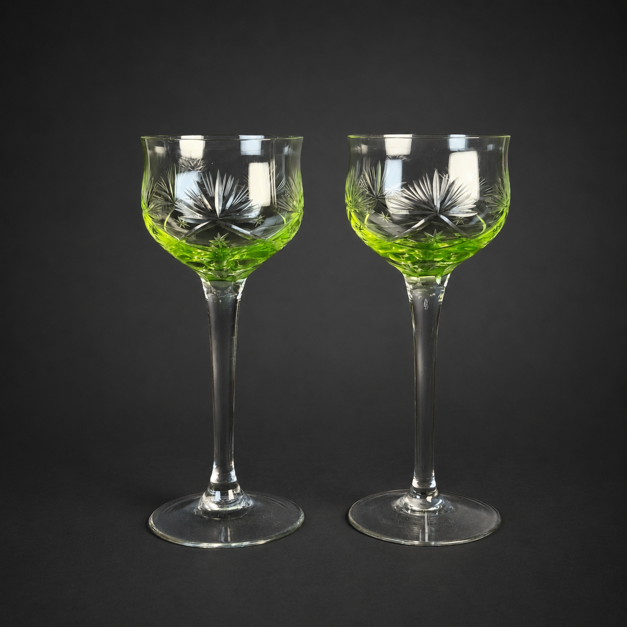 Par de copas en cristal de uranio tallado, ca. 1930. Par de copas en cristal de uranio tallado, ca. 1930.