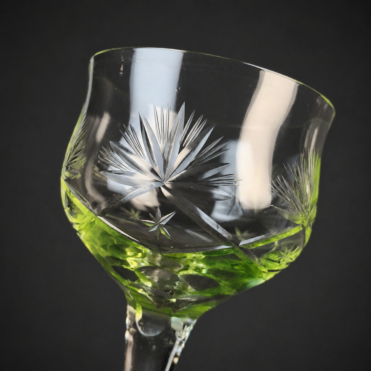 Par de copas en cristal de uranio tallado, ca. 1930. Par de copas en cristal de uranio tallado, ca. 1930.