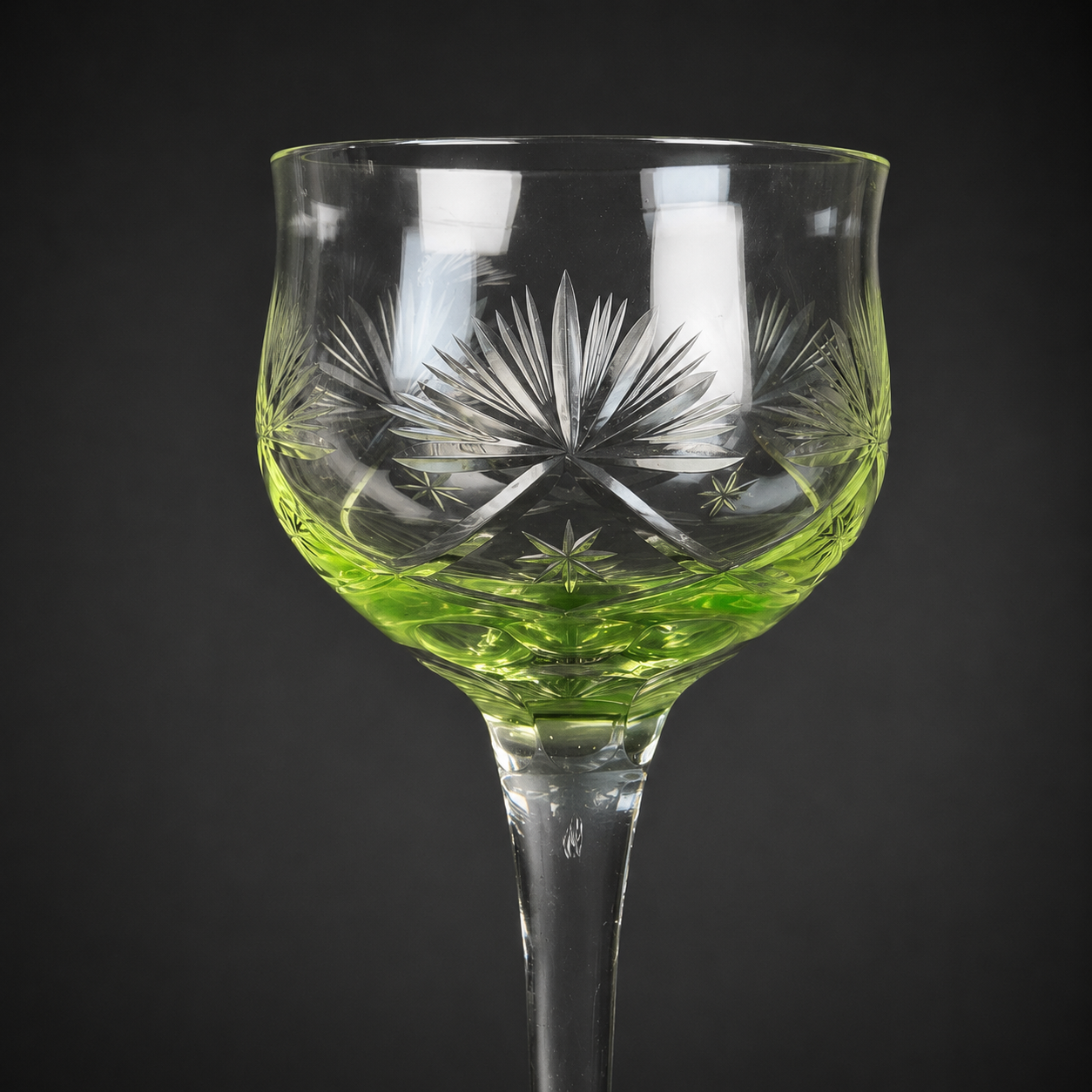 Par de copas en cristal de uranio tallado, ca. 1930. Par de copas en cristal de uranio tallado, ca. 1930.