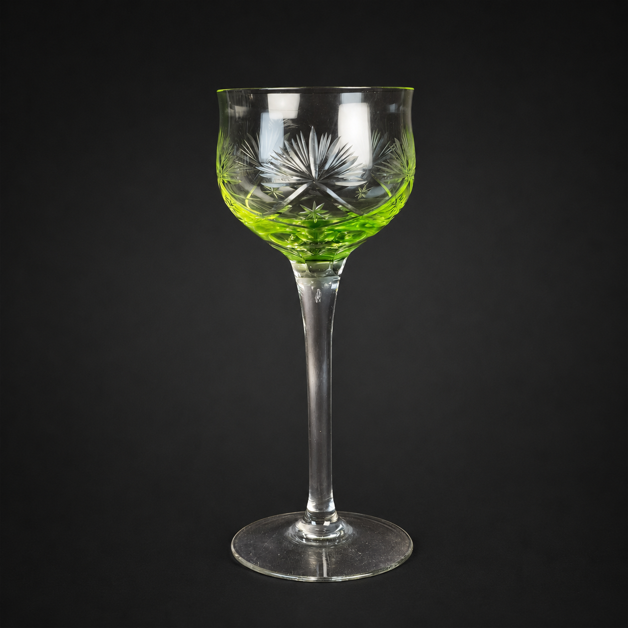 Par de copas en cristal de uranio tallado, ca. 1930. Par de copas en cristal de uranio tallado, ca. 1930.