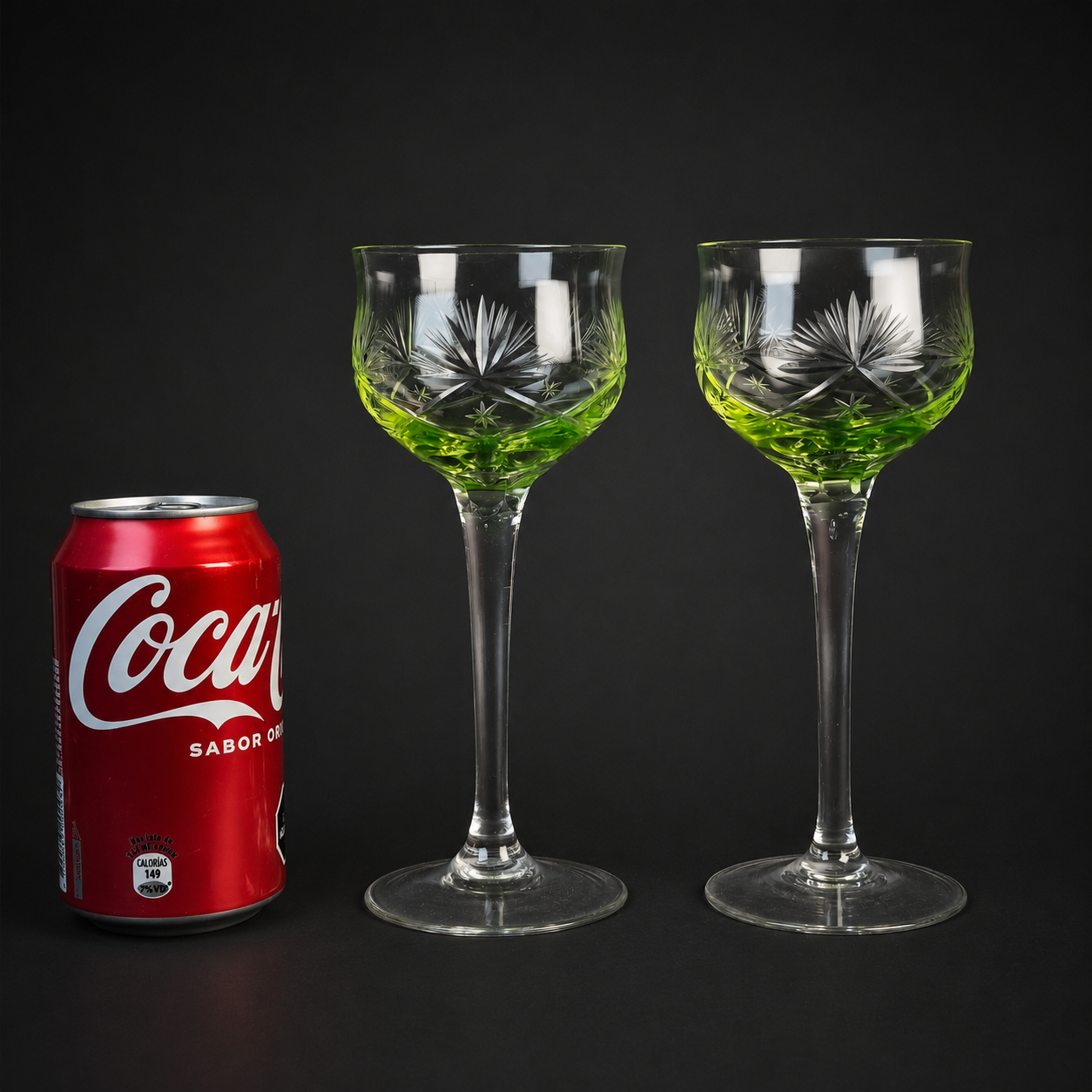 Par de copas en cristal de uranio tallado, ca. 1930. Par de copas en cristal de uranio tallado, ca. 1930.