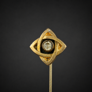 Pincho de solapa enchapado en oro, ca. 1900.
