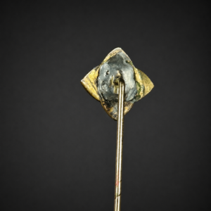 Pincho de solapa enchapado en oro, ca. 1900.
