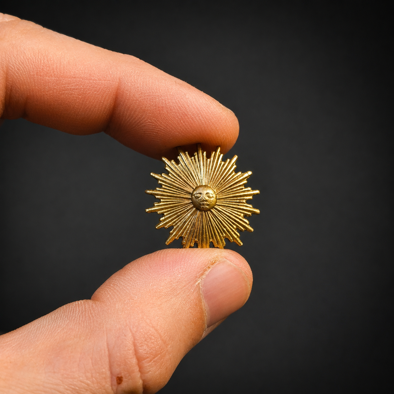Insignia Sol de Mayo en latón, ca. 1940. Insignia Sol de Mayo en latón, ca. 1940.