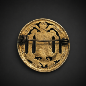 Prendedor con moneda española calada, ca. 1950.