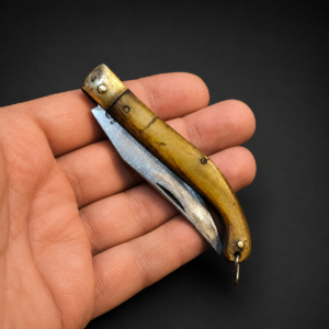 Navaja plegable con cachas de guampa, ca. 1970.