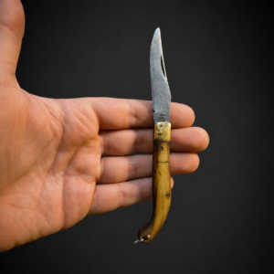 Navaja plegable con cachas de guampa, ca. 1970.
