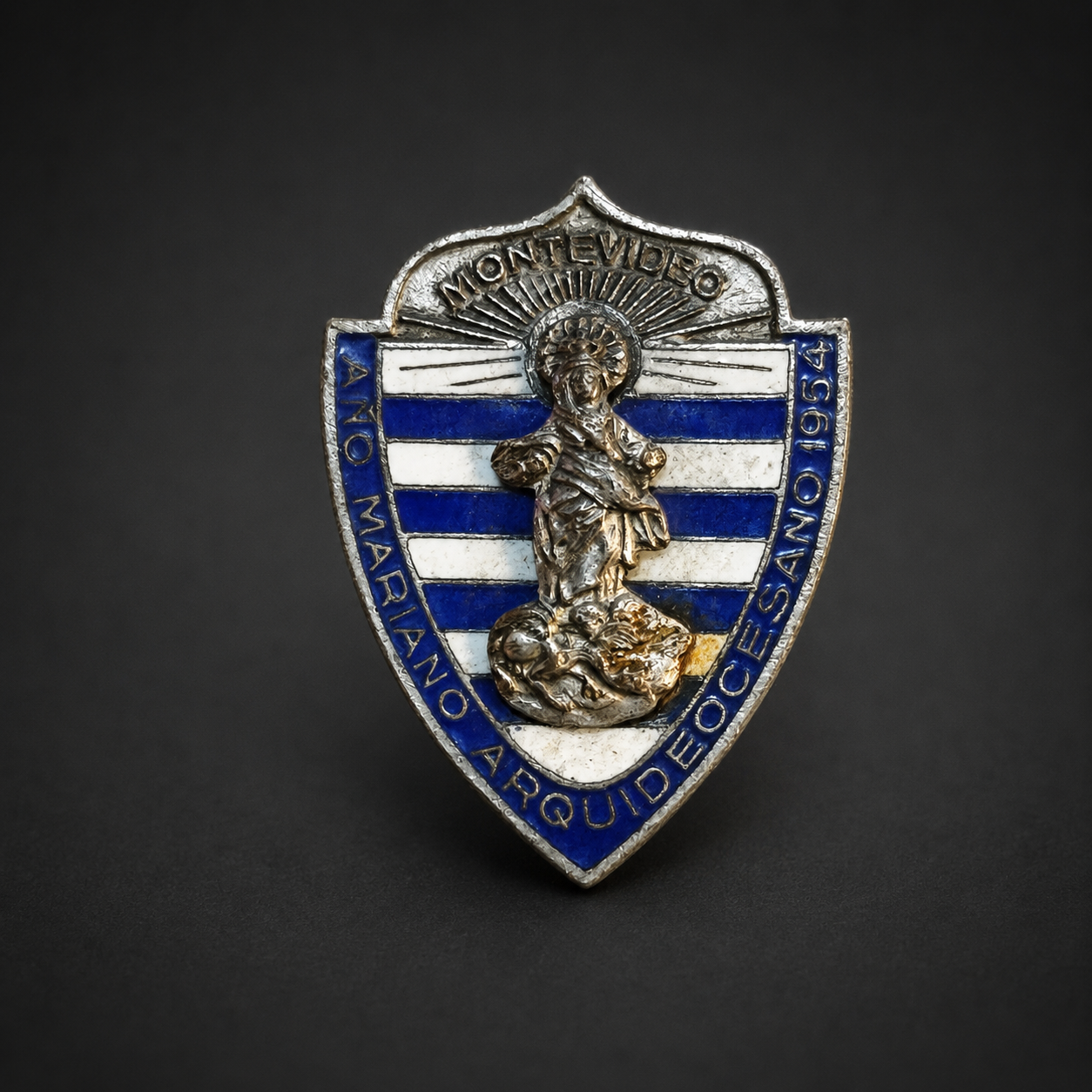 Insignia esmaltada Año Mariano Arquidiocesano, ca. 1954. Insignia esmaltada Año Mariano Arquidiocesano, ca. 1954.