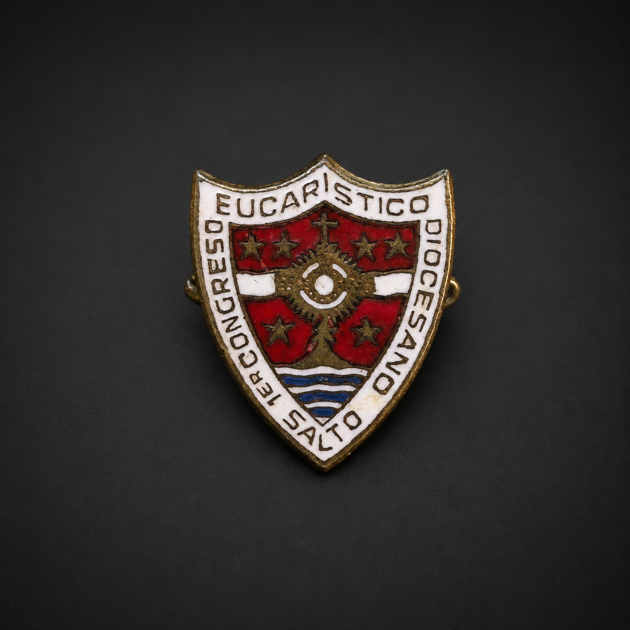 Insignia esmaltada Congreso Eucarístico de Salto, ca. 1945. Insignia esmaltada Congreso Eucarístico de Salto, ca. 1945.