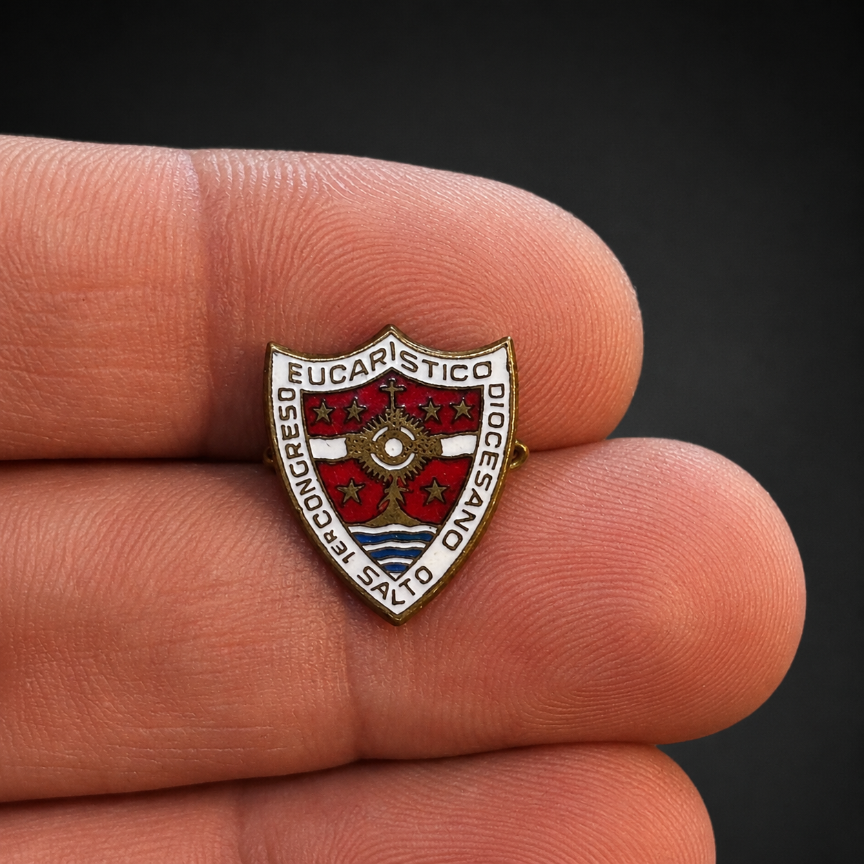 Insignia esmaltada Congreso Eucarístico de Salto, ca. 1945. Insignia esmaltada Congreso Eucarístico de Salto, ca. 1945.