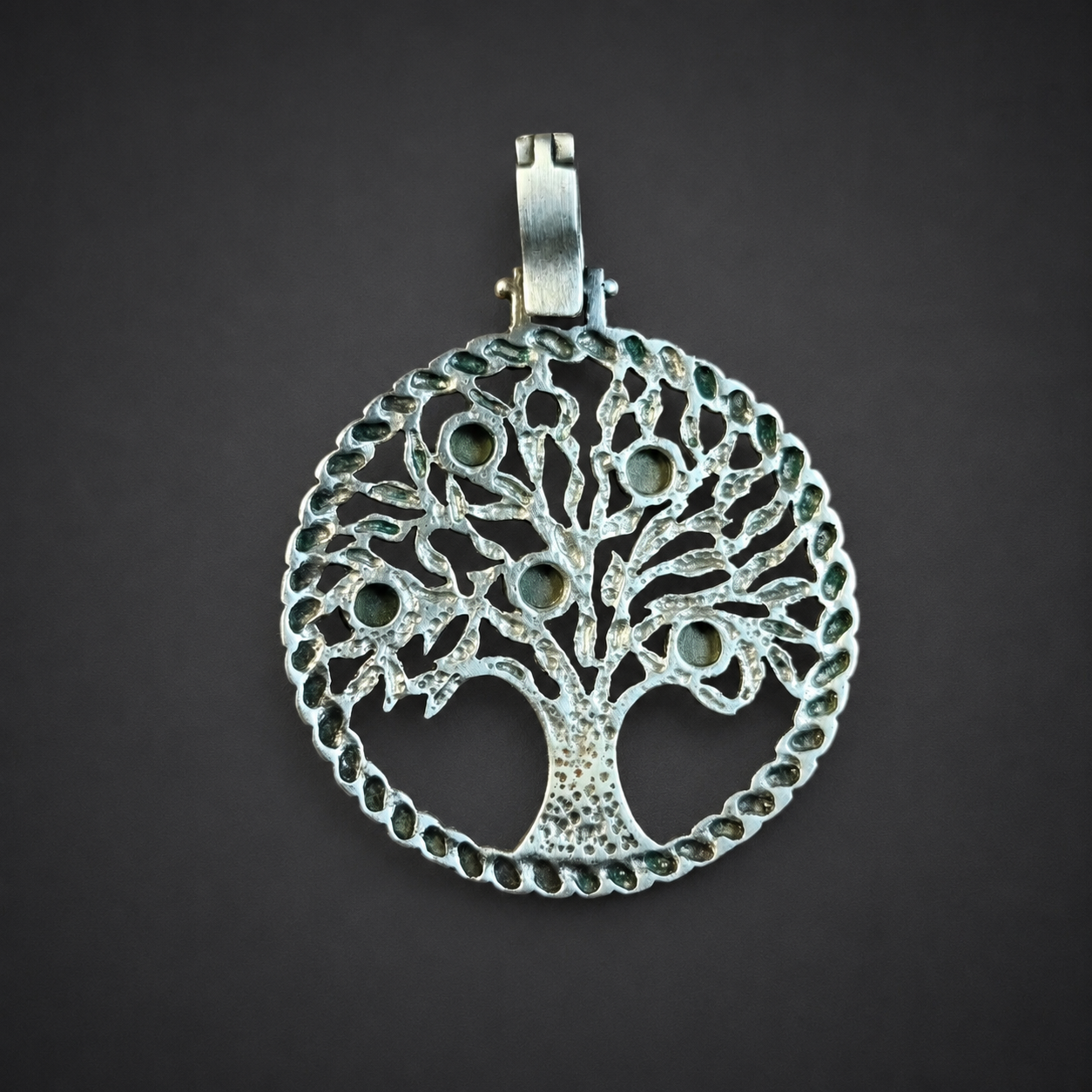 Dije árbol de la vida en plata y oro, ca. 2000. Dije árbol de la vida en plata y oro, ca. 2000.