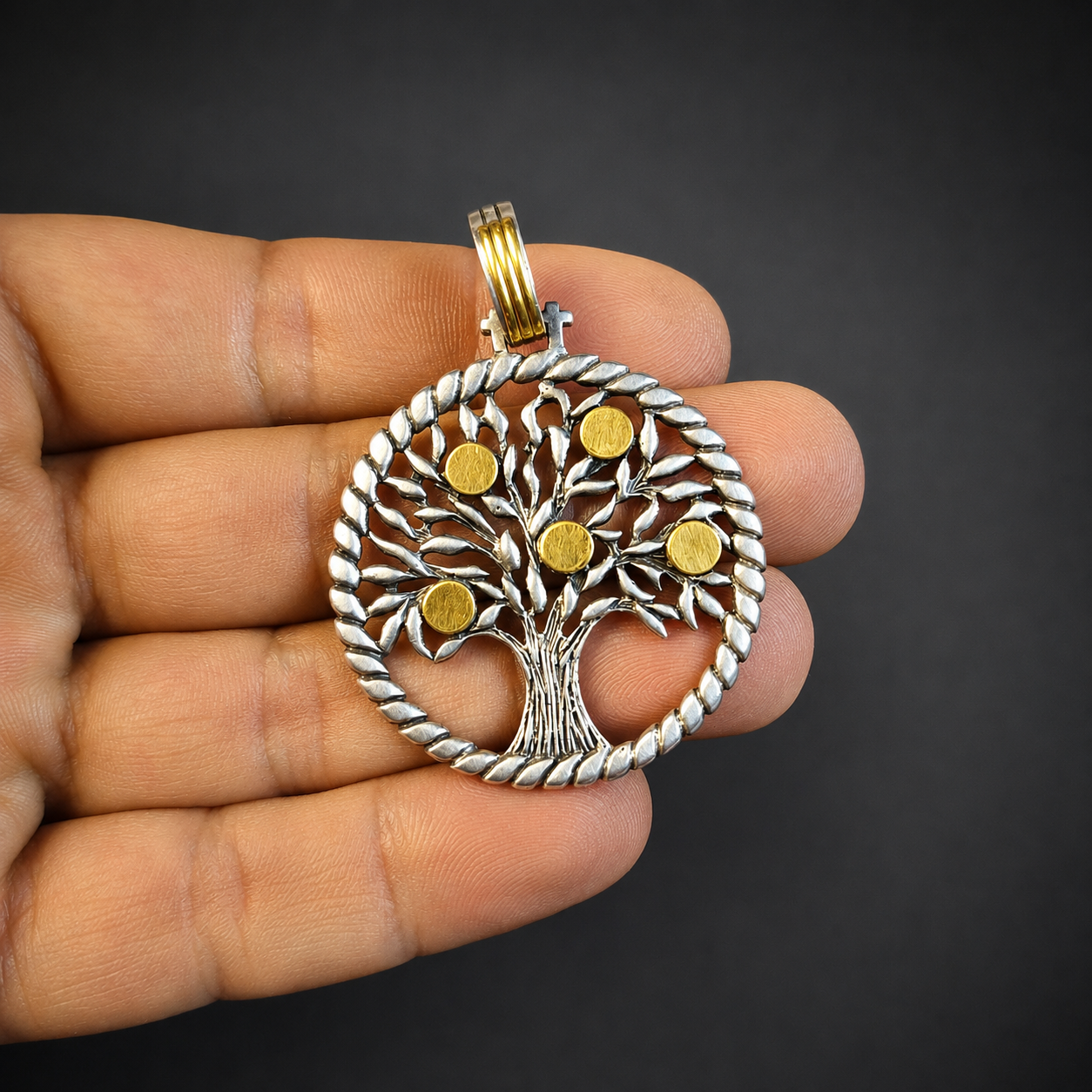 Dije árbol de la vida en plata y oro, ca. 2000. Dije árbol de la vida en plata y oro, ca. 2000.