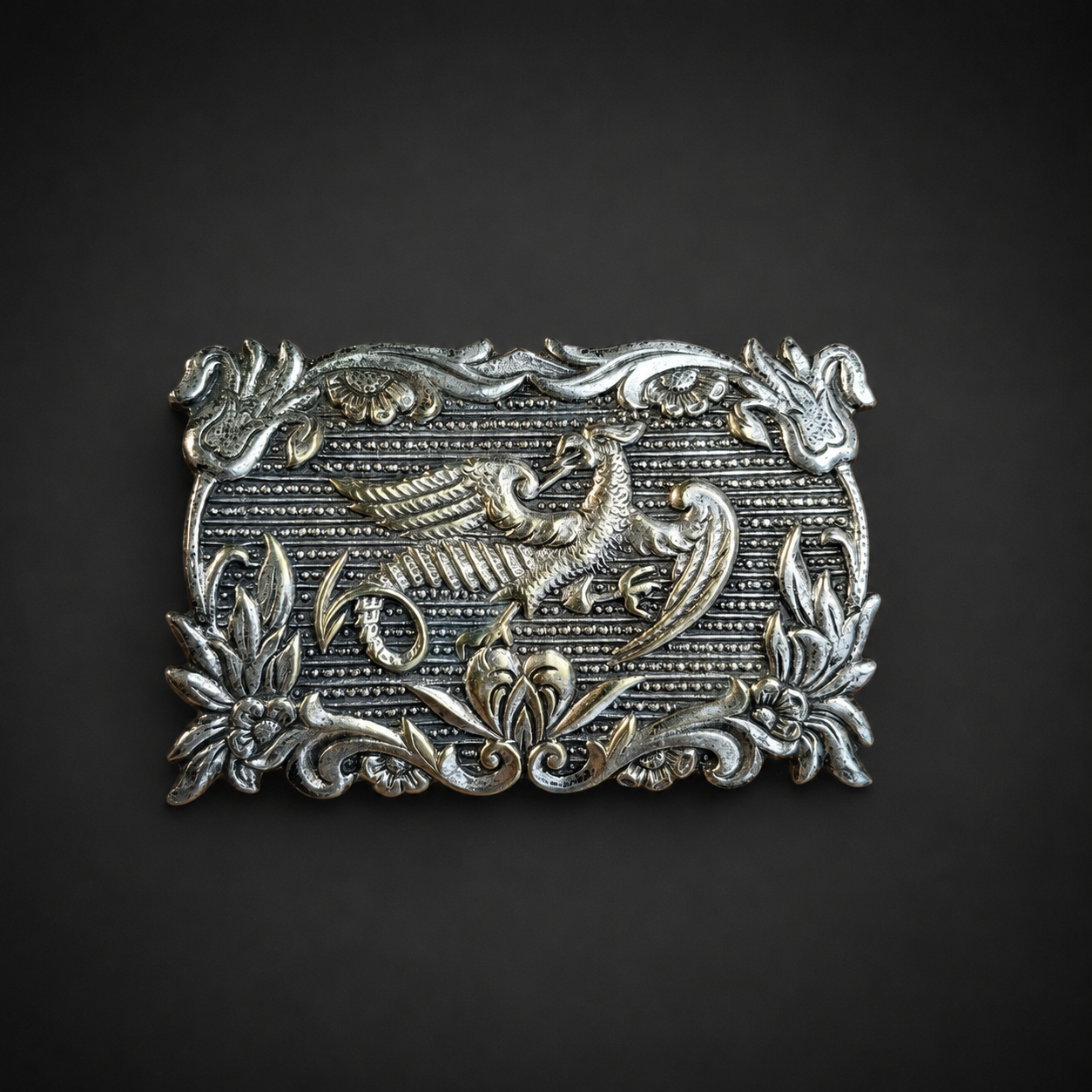 Prendedor con grifo en metal plateado, ca. 1950. Prendedor con grifo en metal plateado, ca. 1950.