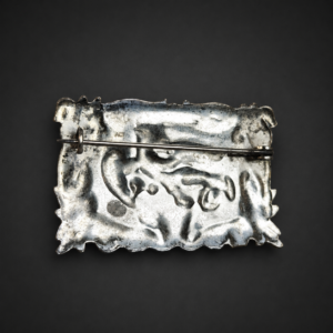 Prendedor con grifo en metal plateado, ca. 1950.