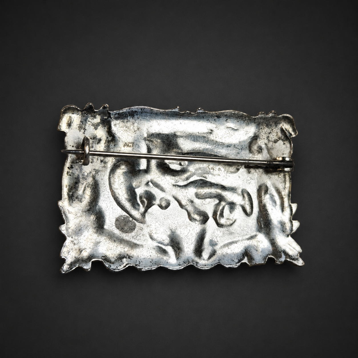 Prendedor con grifo en metal plateado, ca. 1950. Prendedor con grifo en metal plateado, ca. 1950.