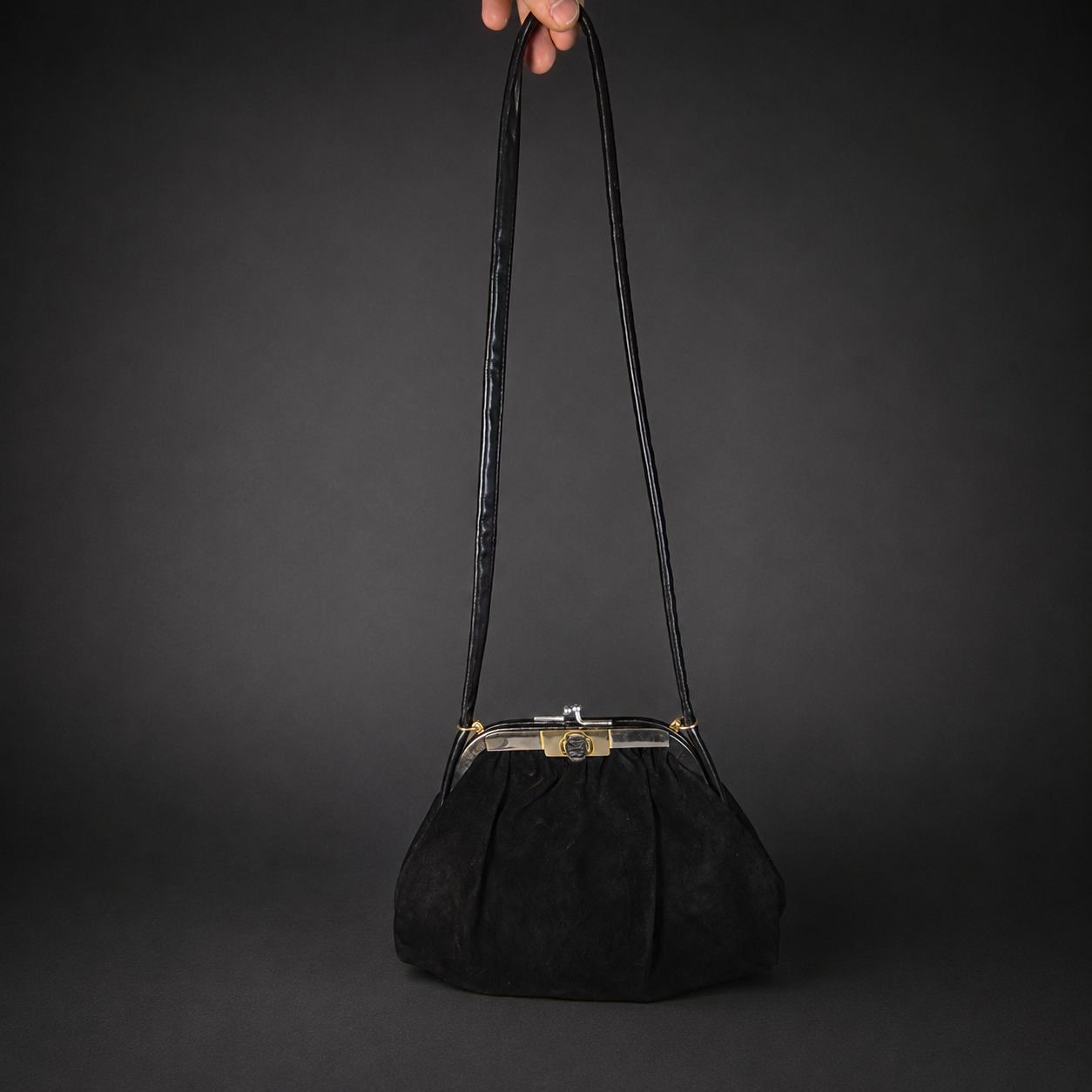 Cartera de gamuza negra con cierre kiss lock, ca. 1950. Cartera de gamuza negra con cierre kiss lock, ca. 1950.