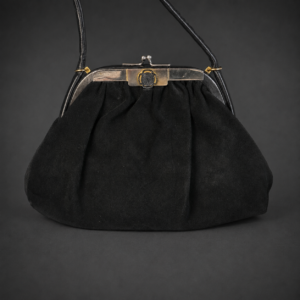 Cartera de gamuza negra con cierre kiss lock, ca. 1950.