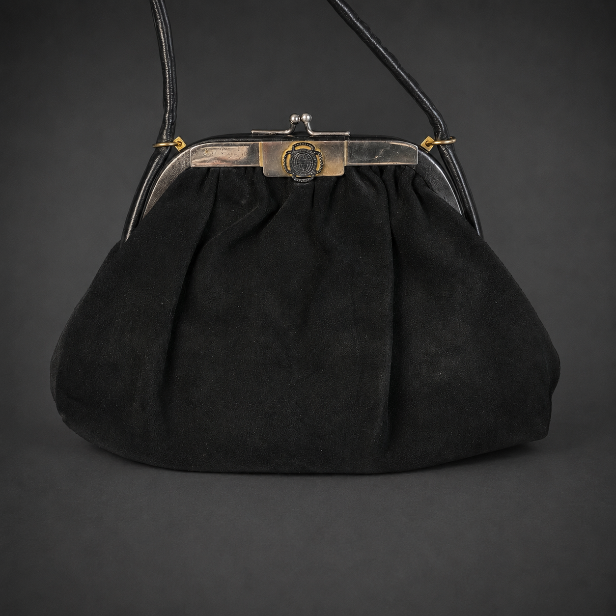 Cartera de gamuza negra con cierre kiss lock, ca. 1950. Cartera de gamuza negra con cierre kiss lock, ca. 1950.