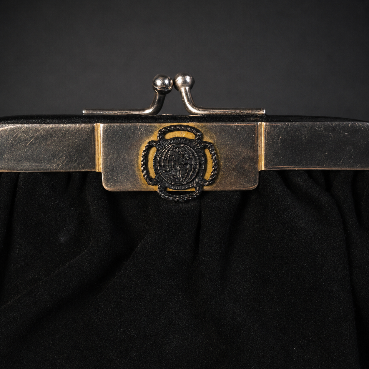 Cartera de gamuza negra con cierre kiss lock, ca. 1950. Cartera de gamuza negra con cierre kiss lock, ca. 1950.