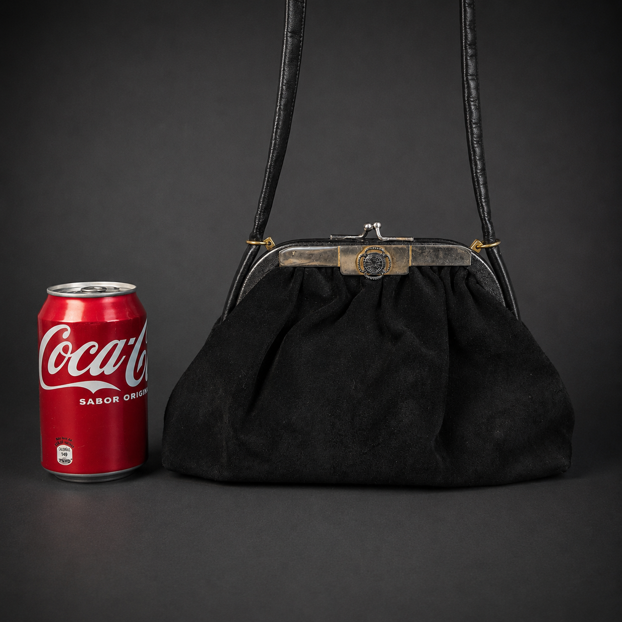 Cartera de gamuza negra con cierre kiss lock, ca. 1950. Cartera de gamuza negra con cierre kiss lock, ca. 1950.