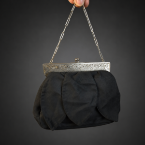 Cartera de gamuza con montura ornamentada, ca. 1920.