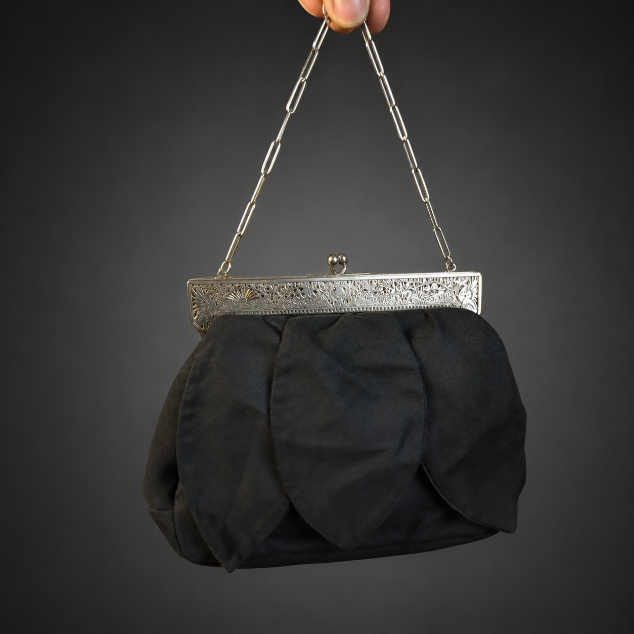 Cartera de gamuza con montura ornamentada, ca. 1920. Cartera de gamuza con montura ornamentada, ca. 1920.