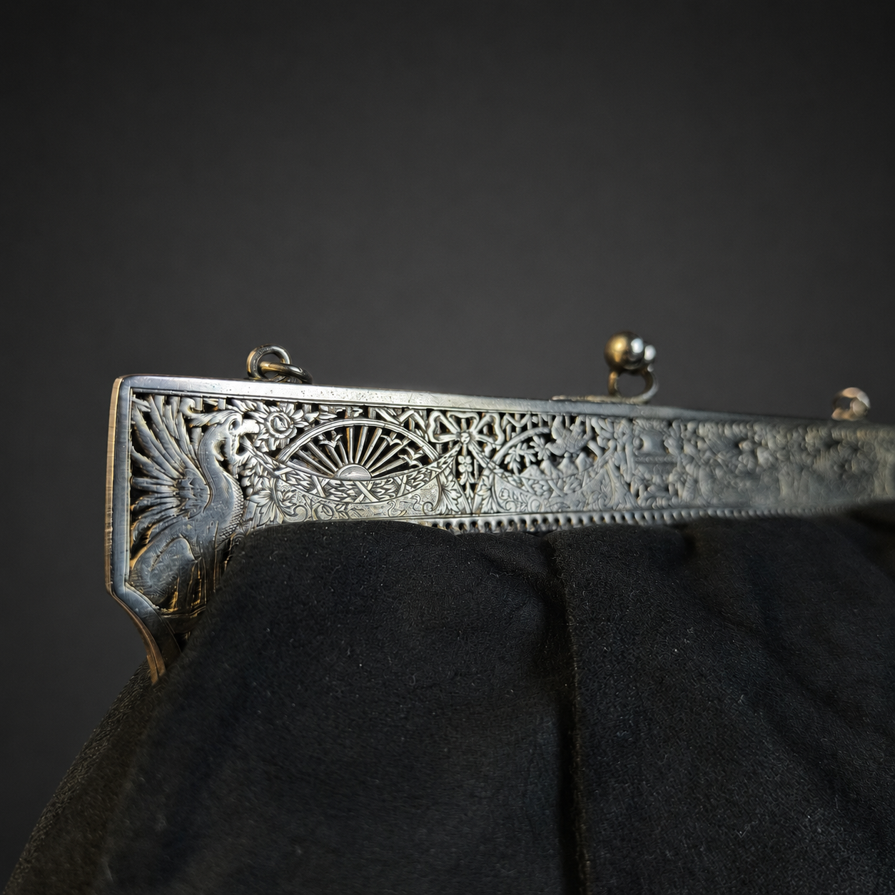 Cartera de gamuza con montura ornamentada, ca. 1920. Cartera de gamuza con montura ornamentada, ca. 1920.