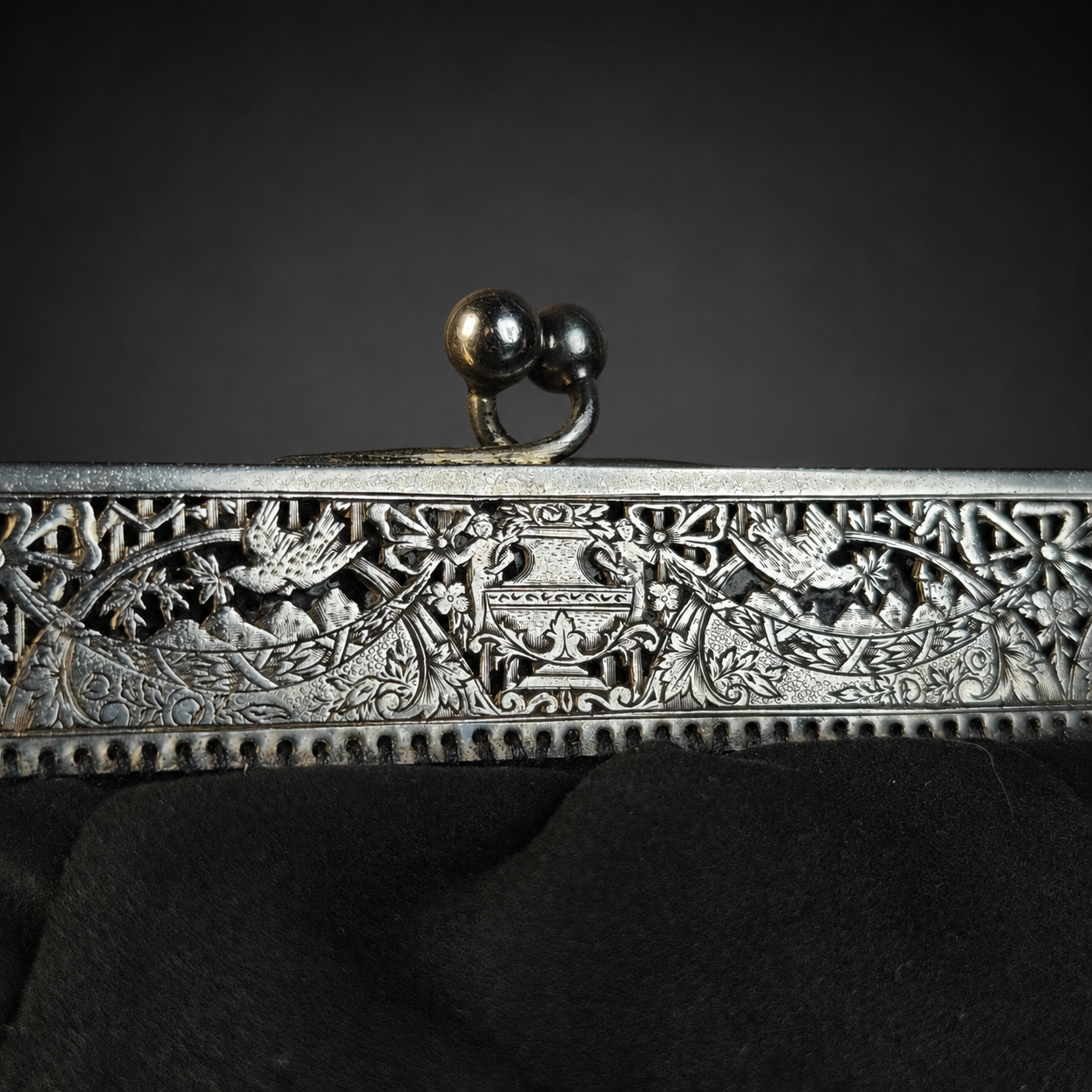 Cartera de gamuza con montura ornamentada, ca. 1920. Cartera de gamuza con montura ornamentada, ca. 1920.