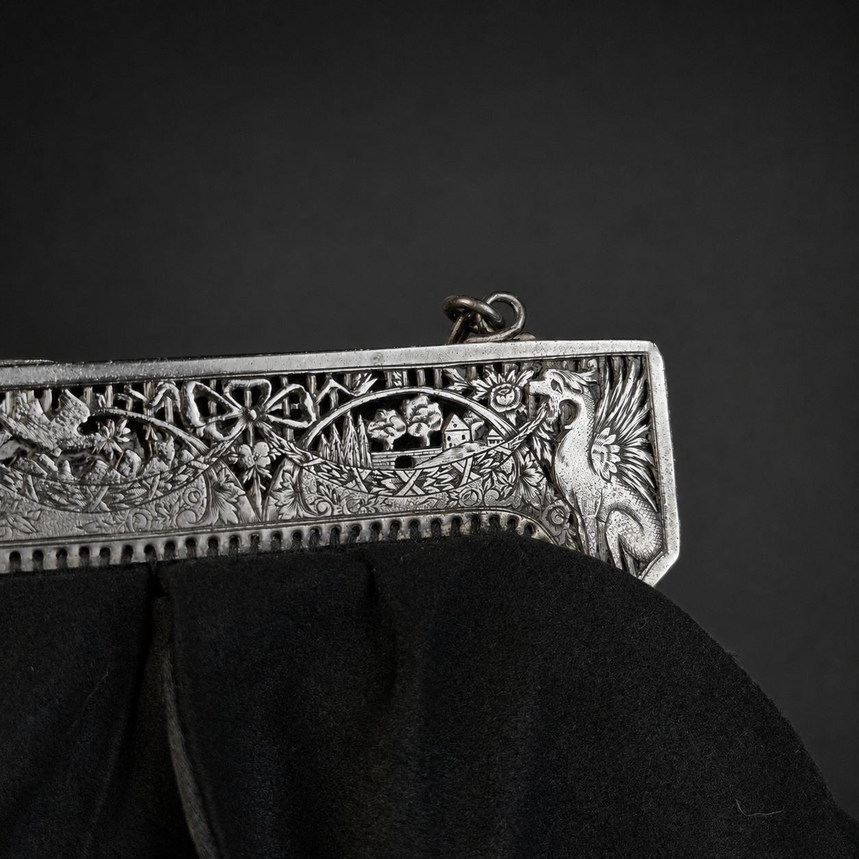 Cartera de gamuza con montura ornamentada, ca. 1920. Cartera de gamuza con montura ornamentada, ca. 1920.