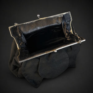 Cartera de gamuza con montura ornamentada, ca. 1920.