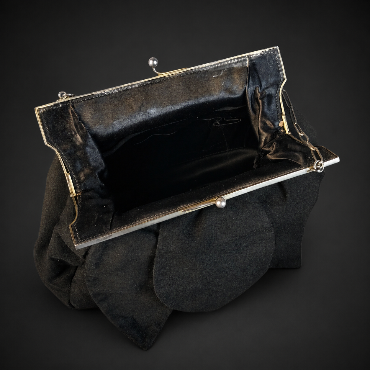 Cartera de gamuza con montura ornamentada, ca. 1920. Cartera de gamuza con montura ornamentada, ca. 1920.